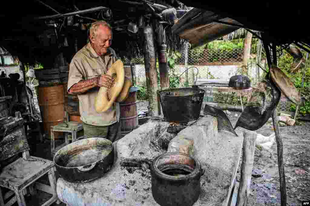 Un campesino cocina in su casa en Jiguaní, Granma. El 22% de la población asegura que su alimentación es deficiente y un 38.4% que es repetitiva. YAMIL LAGE / AFP)